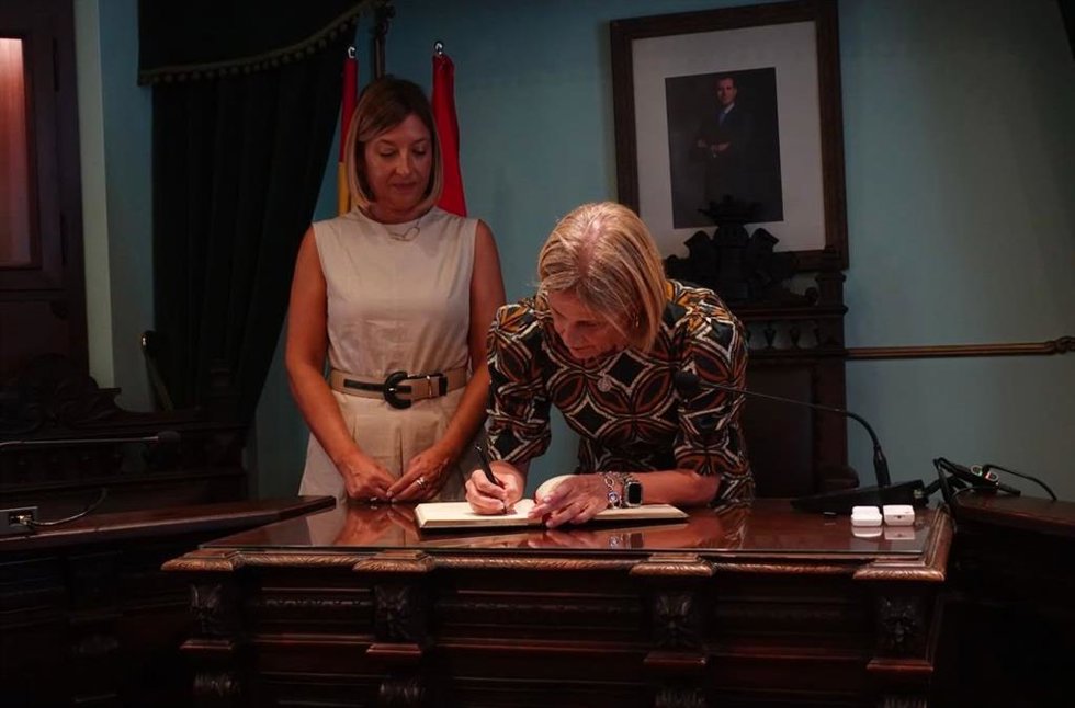 Las alcaldesas de Jerez de la Frontera, María José García-Pelayo, y de Haro, Guadalupe Fernández-Pello, ratifican el hermanamiento de ambas ciudades.