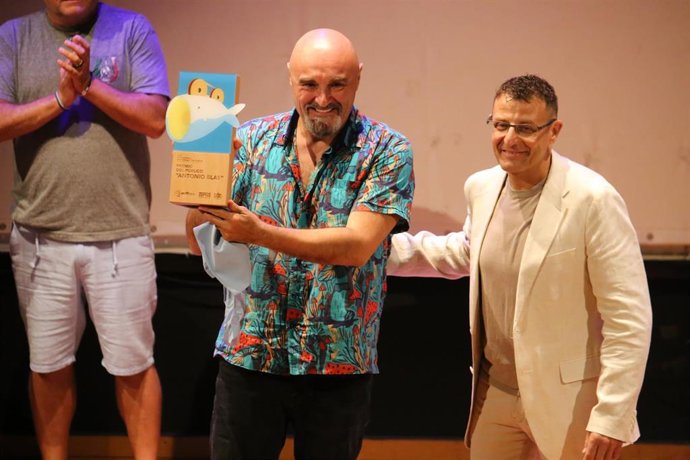 Manuel Olaya, autoe del western 'Dos balas para el diablo', recoge el premio del público 'Antonio Blas' durante la gala de clausura del X Festival Internacional de Cine de Mequinenza.