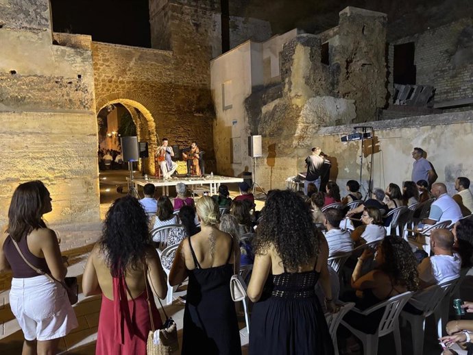 Alcalá de Guadaíra (Sevilla) celebra su 'noche en blanco' en el barrio del Castillo de San Miguel.
