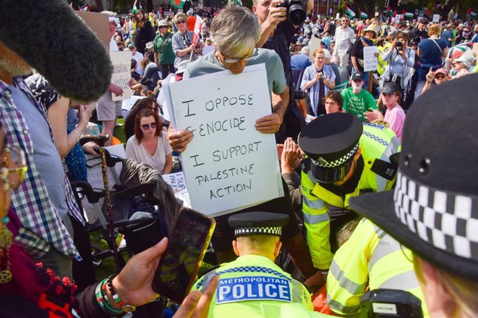 6 de setembro de 2025, Londres, Inglaterra, Reino Unido: Policiais prendem um manifestante na Praça do Parlamento que estava segurando um cartaz com os dizeres "Eu me oponho ao genocídio, eu apoio a ação da Palestina". Mais de mil pessoas se reuniram para