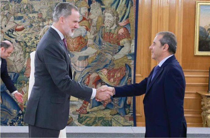 Enrique Alcoba saluda al Rey Felipe.
