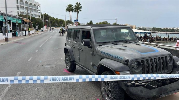 El vehículo implicado en el atropello, en el lugar de los hechos.