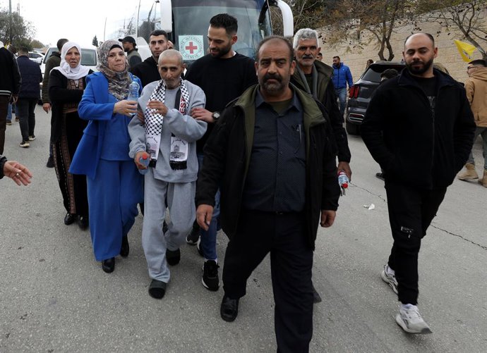 Archivo - February 1, 2025, Ramallah, West Bank, Palestinian Territory: Palestinians, who were released from Israeli jails on Saturday as part of the fourth batch of the prisoner swap deal between Israel and Hamas, are being welcomed by their relatives an