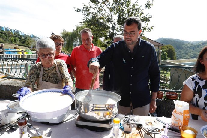 O presidente do Principado, Adrián Barbón, em Cabranes, durante as comemorações do Dia das Astúrias.