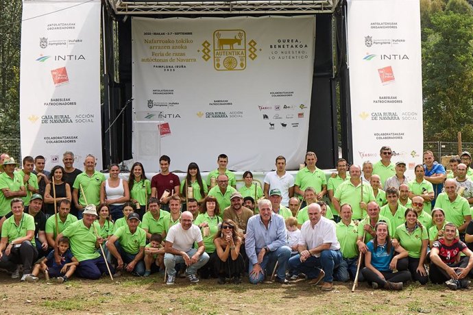 El consejero de Desarrollo Rural y Medio Ambiente, José María Aierdi, y el alcalde de Pamplona, Joseba Asiron, durante la clausura de la feria Autentika de razas autóctonas en Pamplona.
