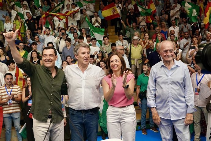 Archivo - El líder del PP, Alberto Núñez Feijóo, y el presidente del PP andaluz y de la Junta, Juanma Moreno, protagonizan un acto de partido en defensa de "la democracia", a 15 de junio de 2025 en Málaga. (Foto de archivo).