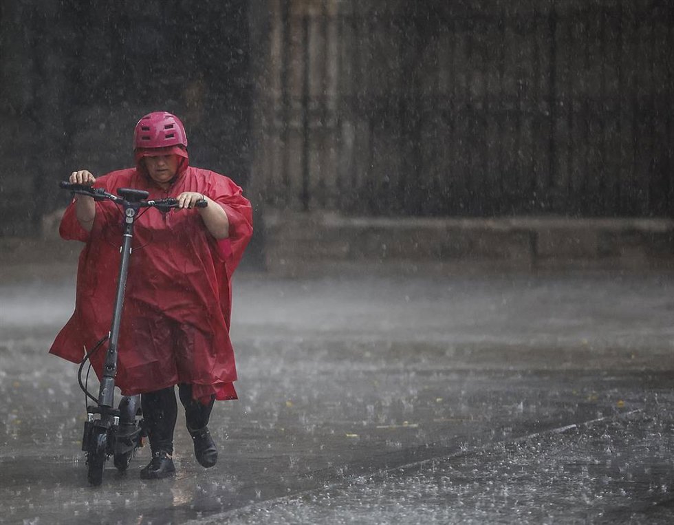 Archivo - Una persona camina bajo la lluvia, a 15 de septiembre de 2023, en Valncia