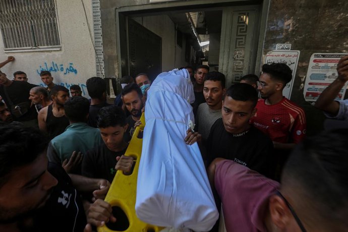 7 de setembro de 2025, Cidade de Gaza, Faixa de Gaza, Território Palestino: CONTEÚDO GRÁFICO: Os enlutados estão perto dos corpos durante o funeral de palestinos mortos por fogo israelense enquanto tentavam receber ajuda no sábado, e outros mortos em ataq