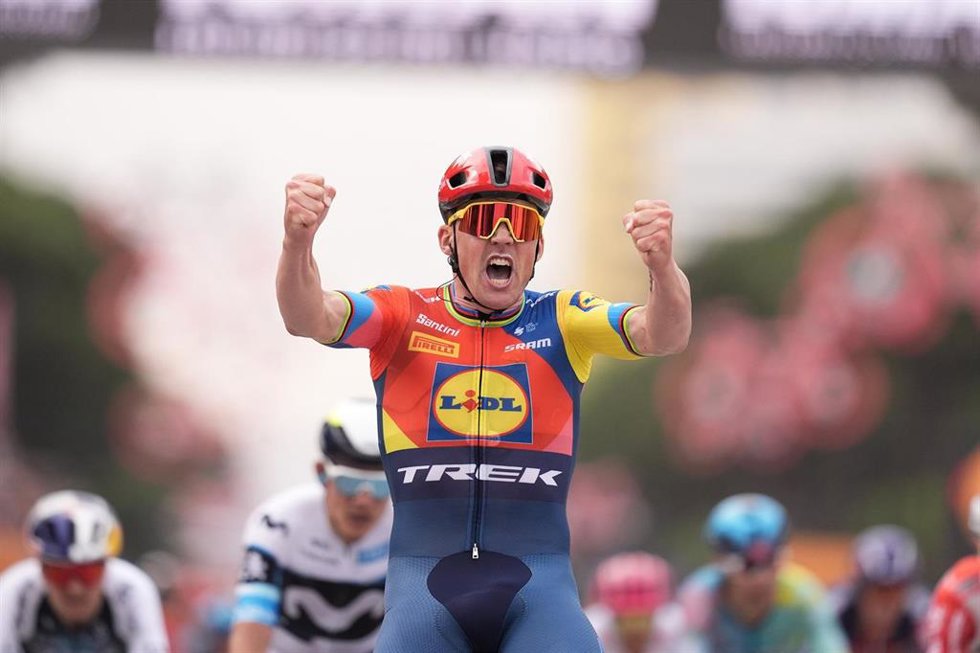 Archivo - El ciclista danés Mads Pedersen (Lidl-Trek) celebra una victoria de etapa en el Giro de Italia