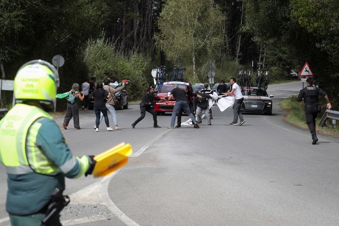 Activistas propalestinos intentan cortar la carretera durante la 15ª etapa de la Vuelta Ciclista a España, a 7 de septiembre de 2025, en O Corgo, Lugo, Galicia (España).
