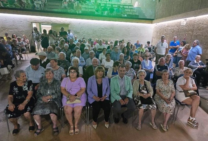 La consejera de Educación, Cultura y Deporte del Gobierno de Aragón, Tomasa Hernández, en primera fila y en el centro, junto al alcalde de Belchite, Carmelo Pérez, este domingo en el acto 'Memoria y Paz' celebrado este domingo en la localidad zaragzana.