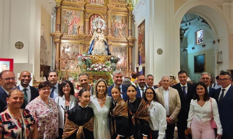 Ofrenda floral al Ayuntamiento de Guadalajara.