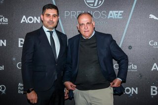 Archivo - David Aganzo, president of AFE and Javier Tebas, President of LaLiga pose for photo during the AFE (Spanish Soccer Players Association) awards ceremony at Real Casino de Madrid on November 06, 2023, in Madrid, Spain.