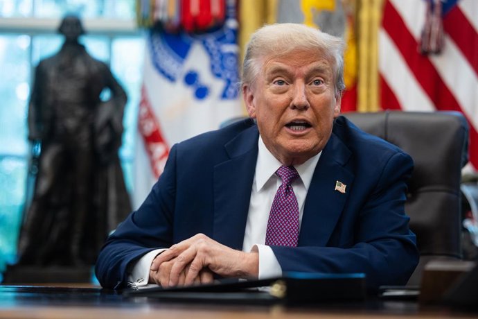 5 de setembro de 2025, Washington, Distrito de Columbia, EUA: O presidente dos Estados Unidos, Donald J. Trump, fala com membros da mídia após assinar uma ordem executiva para que o Departamento de Defesa dos EUA seja renomeado para Departamento de Guerra