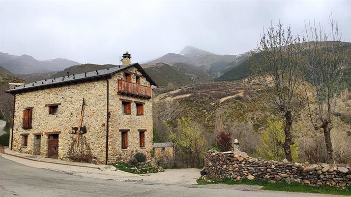 Imagen de la localidad altoaragonesa de Liri. Este lunes en el Pirineo aragones hay aviso naranja de Aemet por precipitaciones que pueden dejar hasta 30 litros por metro cuadrado en una hora.
