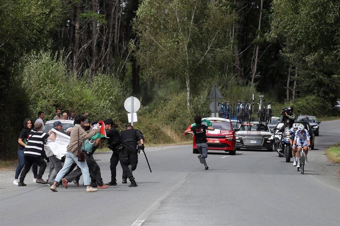 Activistas propalestinos tentan cortar a estrada durante a 15ª etapa da Volta Ciclista a España, a 7 de setembro de 2025, no Corgo (Lugo).