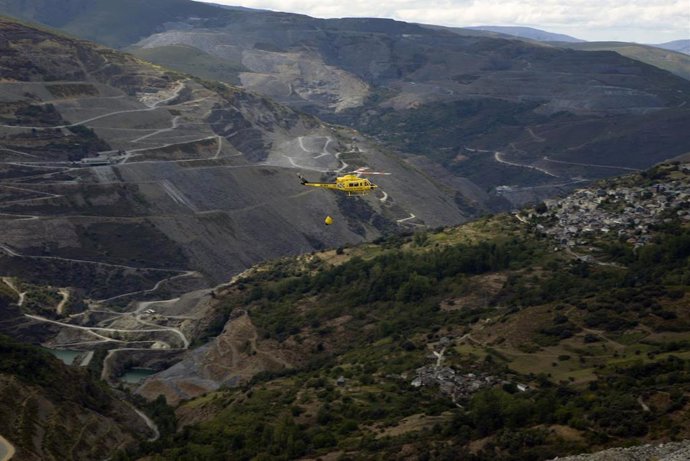 Un helicóptero trabaja en las labores de extinción del incendio, a 7 de septiembre de 2025, en Casaio, Ourense, Galicia (España). El incendio de Carballeda de Valdeorras, declarado en la tarde del sábado, 6 de septiembre, en la parroquia de Casaio, avanza