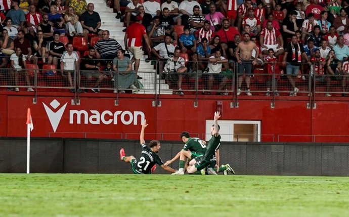 Los jugadores del Racing celebran uno de sus goles ante la UD Almería en LaLiga Hypermotion 25-26