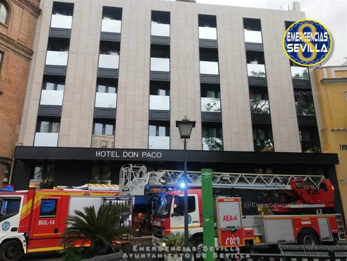 Imagen del incendio originado en el Hotel Don Paco en Sevilla capital.