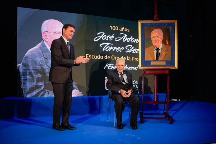 El alcalde de Chercos, José Antonio Torres, recibe el Escudo de Oro de la Provincia de Almería.
