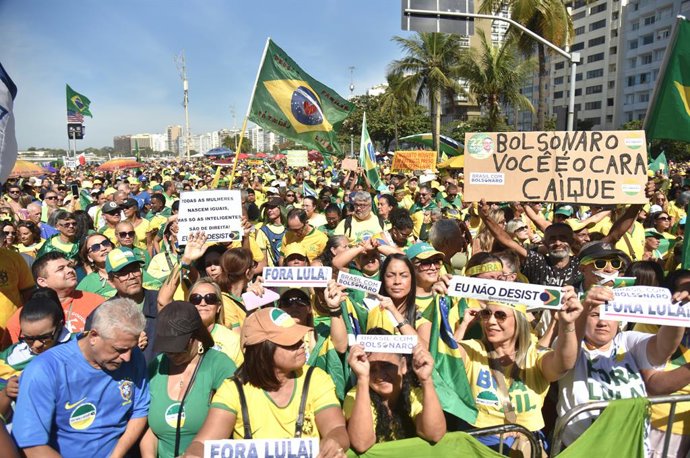 Archivo - Arquivo - 3 de agosto de 2025, Rio de Janeiro, Rio de Janeiro, Brasil: Rio de janeiro (rj), 03/08/2025 - react brazil/manifestação/copacabana/bolsonaro - manifestação intitulada "react, brazil" em copacabana (rj), neste domingo (3). Chamada Reag