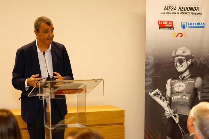 Archivo - El director general de Unipublic y La Vuelta, Javier Guillén, durante su comparecencia en la mesa redonda de deporte femenino organizada por Loterías y Apuestas del Estado y La Vuelta.
