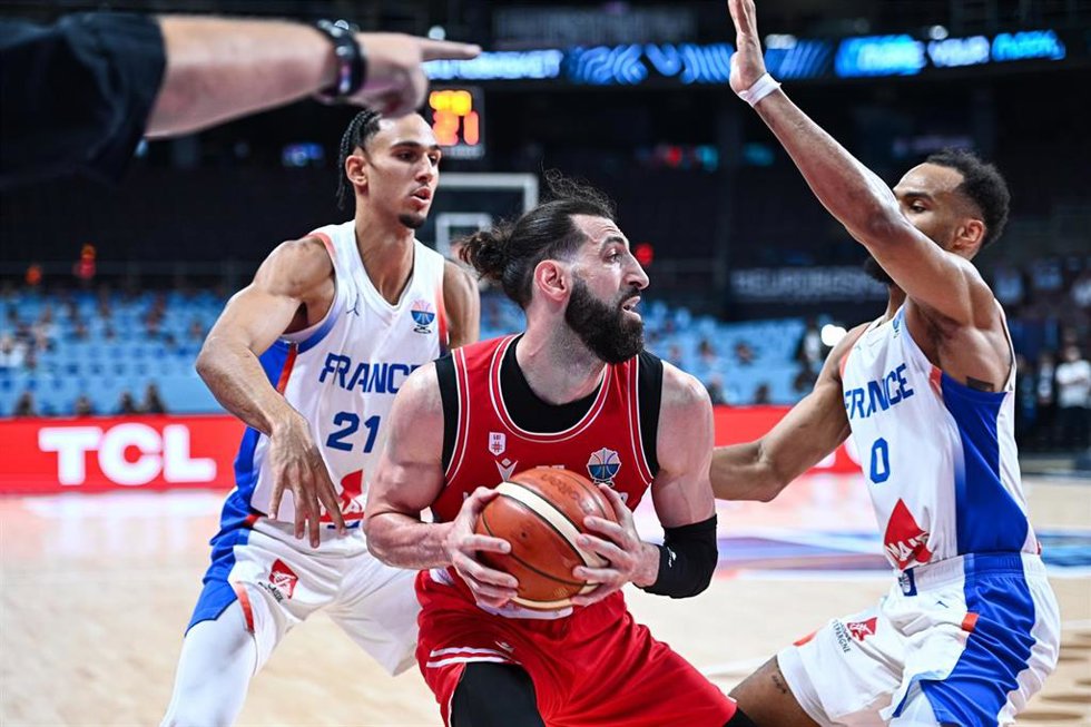Tornike Shengelia ante Elie Okobo y Zaccharie Risacher en el Francia-Georgia del Eurobasket 2025