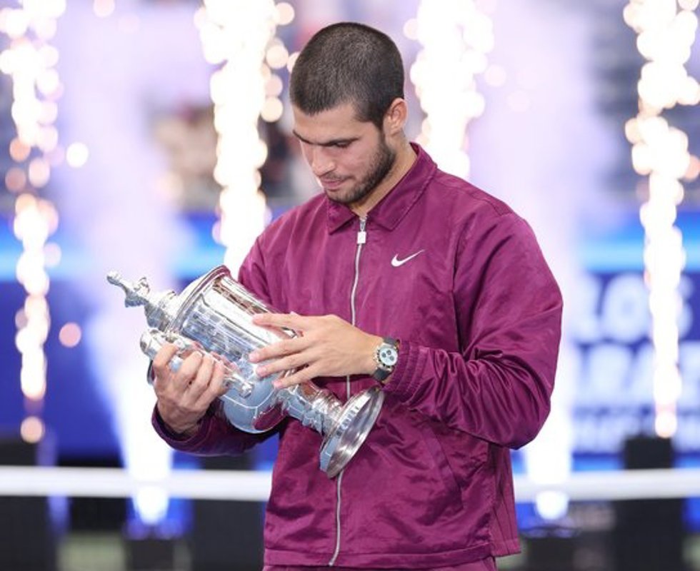 Carlos Alcaraz posa con su trofeo de campeón del US Open 2025