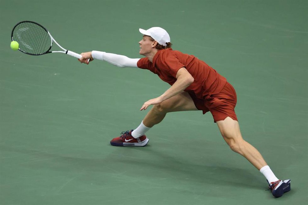 Jannik Sinner intenta devolver una pelota en la final del US Open 2025 ante el español Carlos Alcaraz
