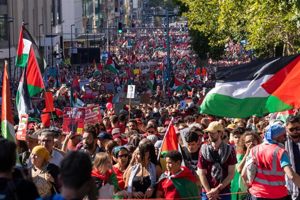 Una multitud de entre 75.000 y 110.000 personas, según las estimaciones, participa en una manifestación nacional de solidaridad con el pueblo palestino bajo el lema Tarjeta roja al genocidio, fin de la complicidad, actuemos ahora, en Bruselas, Bélgica