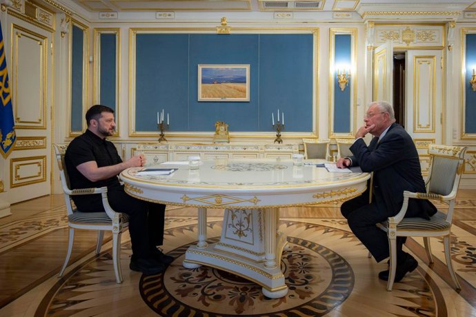 Archivo - Arquivo - 14 de julho de 2025, Ucrânia, Ucrânia, Ucrânia: O presidente ucraniano Volodymyr Zelenskyy se reúne com o enviado presidencial especial dos EUA para a Ucrânia, general Keith Kellogg Tate, em Kiev, Ucrânia, em 14 de julho de 2025