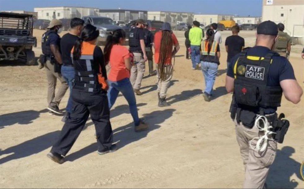 Redada antiinmigración del Servicio de Inmigración y Control de Aduanas (ICE, según sus siglas en inglés) de Estados Unidos en una planta de Hyundai Motor en Folkston, Georgia, en la que fueron detenidos 475 migrantes, 300 de ellos surcoreanos.