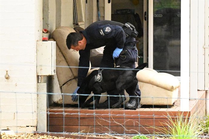 Archivo - A Police officer and dog are seen at the property of Erin Patterson in Leongatha, Victoria, Thursday, November 2, 2023. Erin Patterson has been arrested at her home as part of a probe into suspected mushroom poisoning that left three people dead
