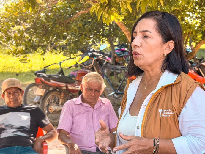 A candidata ao Congresso pelo Pacto Histórico na região do Caribe colombiano, Alexandra Pineda, em um evento da Agência Nacional de Terras, onde atuou como assessora regional antes de entrar para as listas eleitorais de 2026.