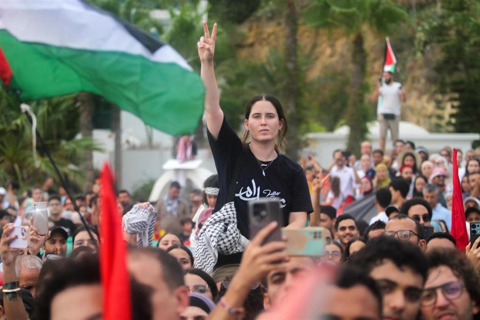 Cientos de tunecinos reciben a la Global Sumud Flotilla a la llegada de sus primeros barcos al puerto de Sidi Bou Said, en la capital