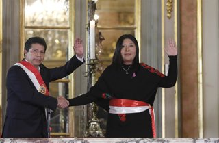 Archivo - El entonces presidente peruano Pedro Castillo inviste a la primera ministra Betssy Chávez
