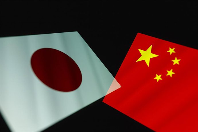 Archivo - 2 de dezembro de 2024, Assunção, Paraguai: bandeiras do Japão e da China exibidas em um smartphone.