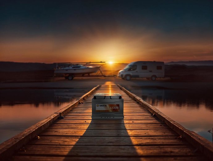 VARTA lithium-ion batteries for leisure and adventure: Reliable power for motorhomes and boats - even at sunset by the water.