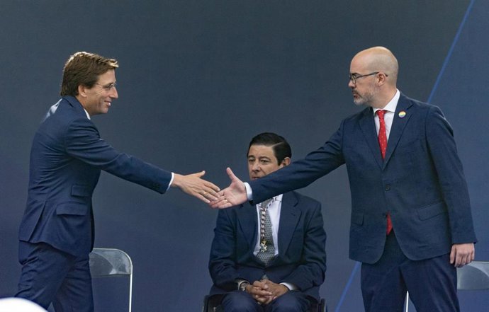 Archivo - Imagen de recurso del alcalde de Madrid, José Luis Martínez-Almeida (i), saludando al delegado del Gobierno en la Comunidad de Madrid, Francisco Martín (d), en presencia del presidente del Pleno de Cibeles, Borja Fanjul.