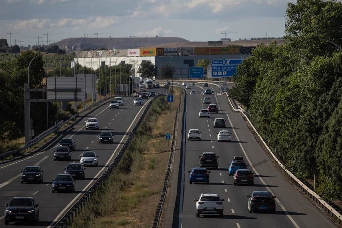 Archivo.- Vehículos en la carretera A-3 
