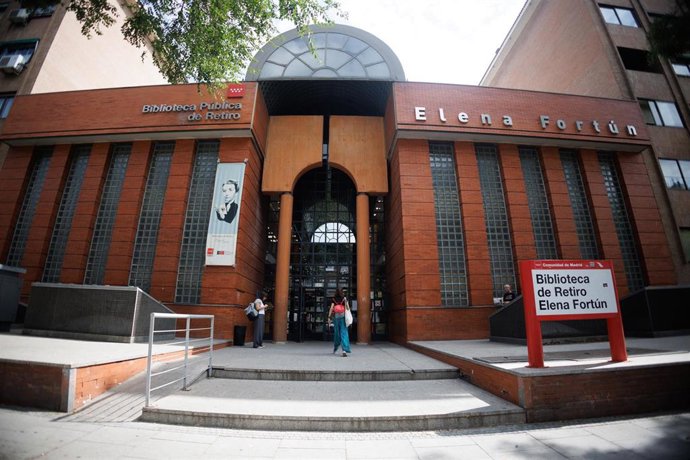 Archivo - Puerta de entrada a la Biblioteca de Retiro Elena Portún, a 14 de septiembre de 2023, en Madrid (España). 