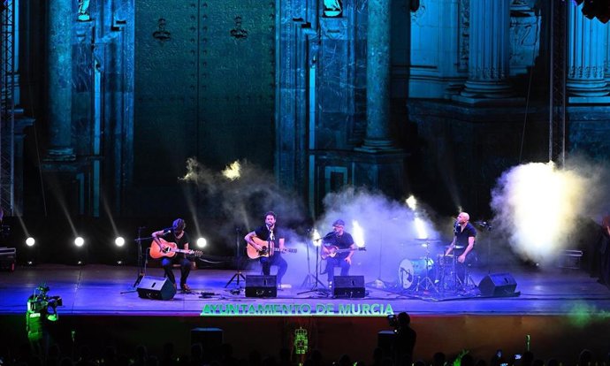 La banda Viva Suecia actúa durante el pregón de las Fiestas de Septiembre