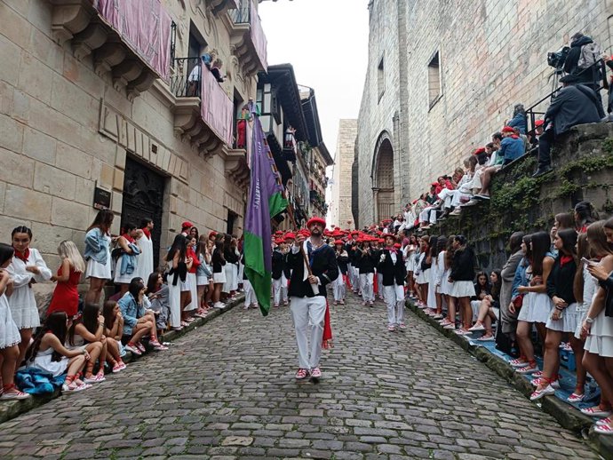 Archivo - La compañía Jaizkibel desfila en Hondarribia
