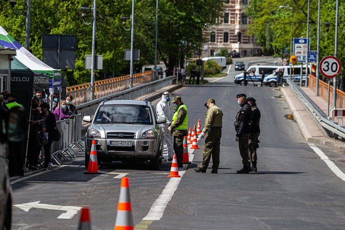 Archivo - Arquivo - Imagem de arquivo da polícia polonesa em uma passagem de fronteira.