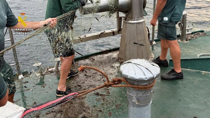 Descubiertas 51 nasas ilegales y una red de un kilómetro en la bahía de Santoña