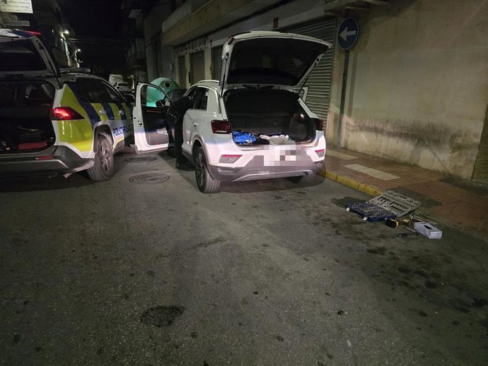 Interceptan en El Campello un coche con matrícula manipulada, cocaína y tres hombres drogados a bordo
