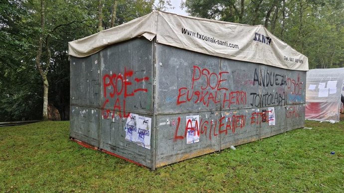 Pintadas contra el PSE en la txozna socialista de Eibar en las campas de Arrate