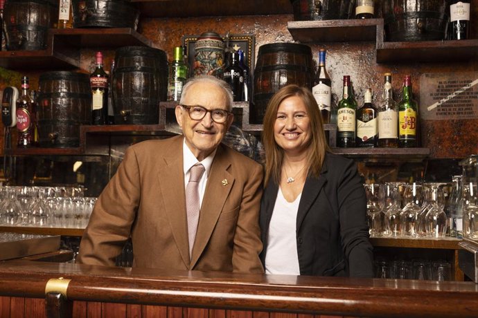 La presidenta del Gremi, Núria Solà, i el president d'honor, Isidre Gironès