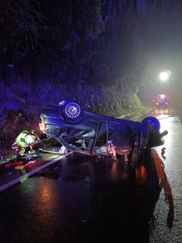 Coche volcado en Saro