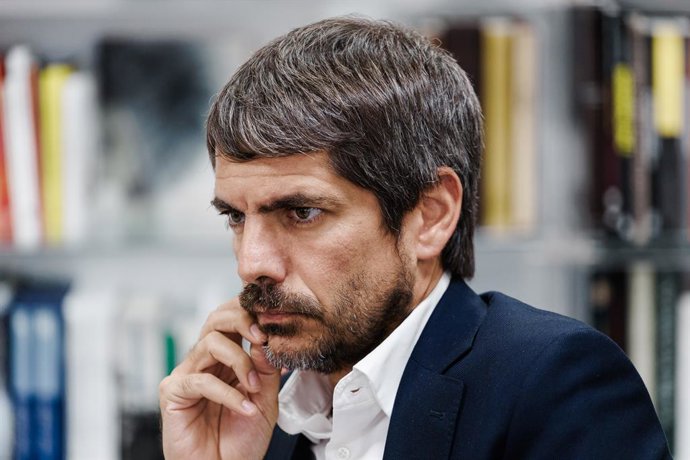 O Ministro da Cultura, Ernest Urtasun, durante uma entrevista para a Europa Press no Ministério da Cultura, em 27 de agosto de 2025, em Madri (Espanha). Ernest Urtasun é um economista, diplomata e político espanhol, nascido em Barcelona em 1982, e é o min